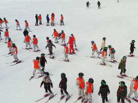 加速人才培養(yǎng) 完善體系建設(shè) 冬博會多方共論冰雪教育