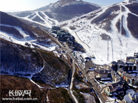 河北張家口：崇禮6家滑雪場(chǎng)復(fù)業(yè)開(kāi)滑