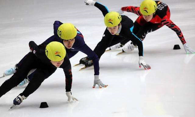 滑冰時(shí)的護(hù)具怎么穿