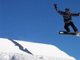 選用滑雪單板的注意事項(xiàng)及操作技巧