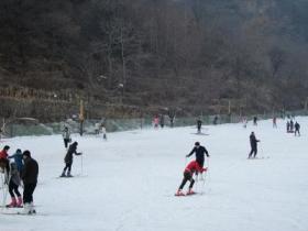 河南新鄉(xiāng)萬(wàn)仙山郭亮滑雪場(chǎng)