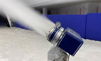 室內(nèi)造雪機(jī)造就的室內(nèi)滑雪場(chǎng)