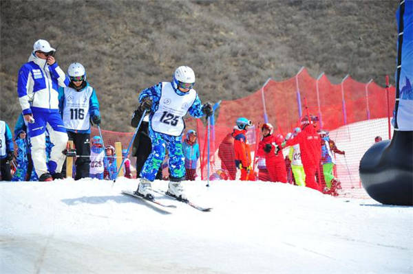 張家口市第五屆學(xué)生冰雪運動會比賽現(xiàn)場 3