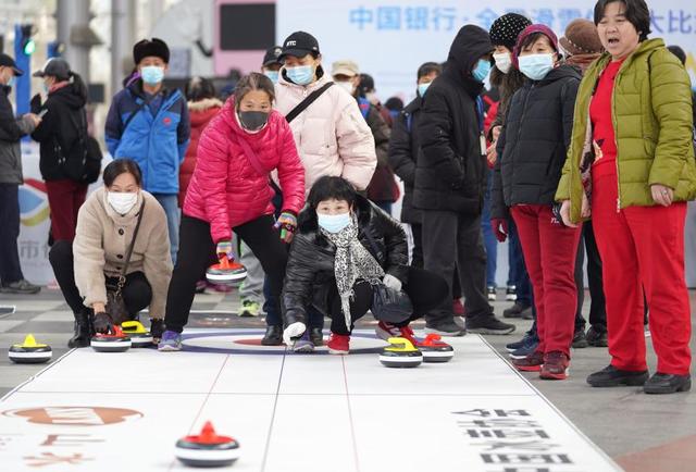 參與者在活動現(xiàn)場體驗旱地冰壺