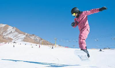 游客在甘肅張掖祁連山滑雪場(chǎng)上滑雪