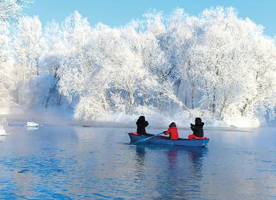 游客在伊春市紅星庫(kù)爾濱霧凇風(fēng)景區(qū)欣賞如畫美景