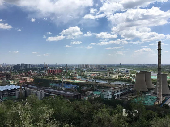 從石景山頂南望冷卻塔、群明湖和永定河