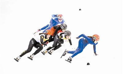 本次比賽中獨(dú)得兩金的張楚桐(右一)在比賽中