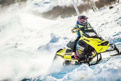 全國雪地摩托車越野賽比賽現(xiàn)場。