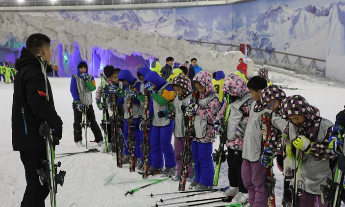 西部長(zhǎng)城冰雪小鎮(zhèn)開展冰雪活動(dòng)