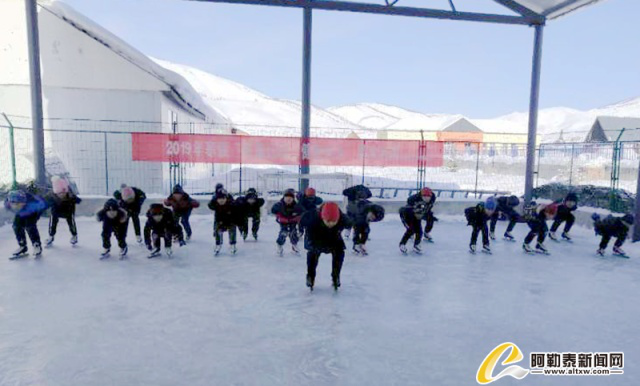 哈巴河縣鐵熱克提鄉(xiāng)牧業(yè)寄宿學校開展冰雪特色運動2