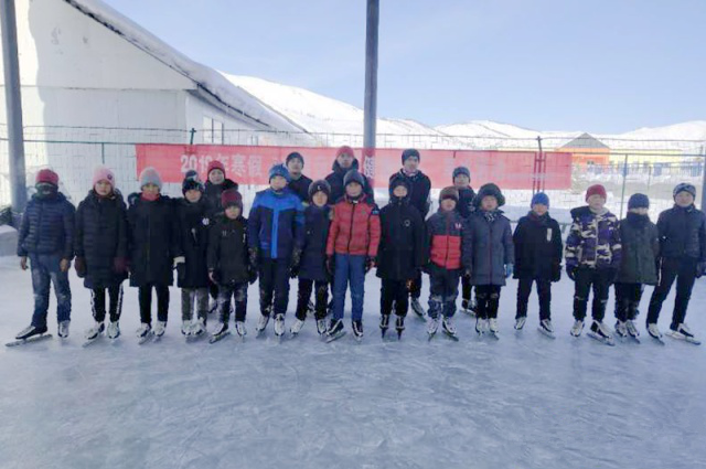 哈巴河縣鐵熱克提鄉(xiāng)牧業(yè)寄宿學校開展冰雪特色運動3