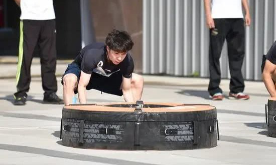 花樣滑冰運(yùn)動員金博洋在翻滾輪胎比賽中