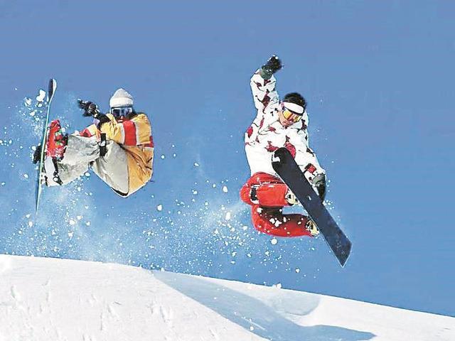 游客在崇禮體驗滑雪樂趣。