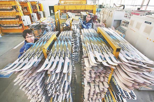 萬全區(qū)張家口冰雪運動裝備產業(yè)園企業(yè)車間一景。