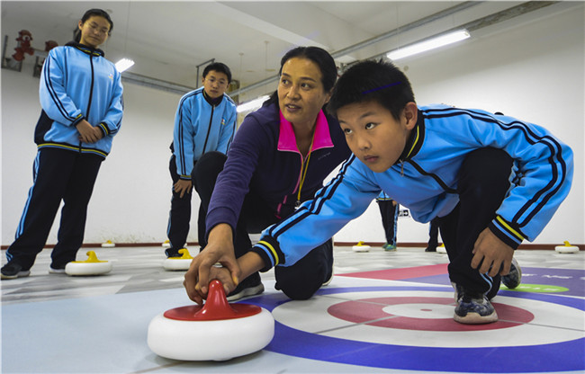 在河北省衡水市第三中學(xué)，教練給學(xué)生們講解陸地冰壺的動(dòng)作要領(lǐng)