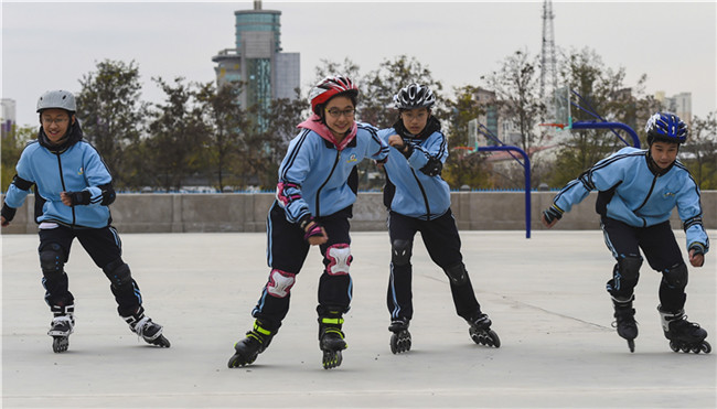河北省衡水市第三中學(xué)的學(xué)生們?cè)诰毩?xí)輪滑