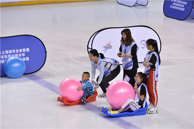 北冰南展上海市民滑冰嘉年華享冰雪快樂(lè)2