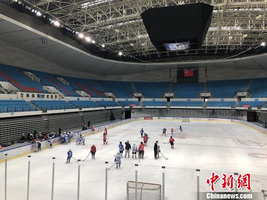 吉林市冰上運動中心，青少年冰球選手正在進行訓(xùn)練
