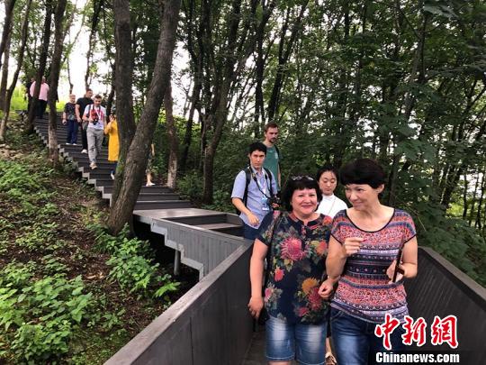 俄哈媒體團在萬科松花湖度假區(qū)采訪