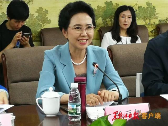 中國(guó)冰雪旅游推廣聯(lián)盟理事長(zhǎng)、黑龍江省文化和旅游廳廳長(zhǎng)張麗娜