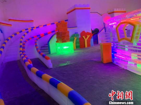 通天峽景區(qū)七彩城冰雪藝術(shù)館歷經(jīng)三個多月籌備，總投資800萬元，建設(shè)總面積800平米