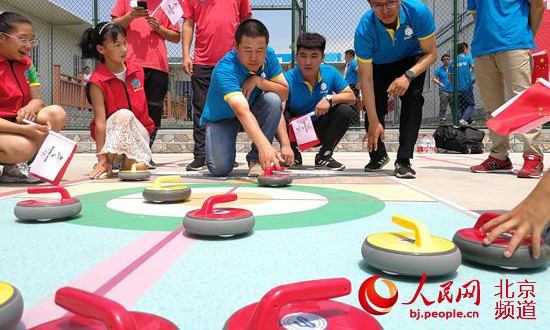 “海坨之星”地壺球隊的小隊員們，和冬奧工程一線建設者們一起打了一場充滿歡聲笑語的友誼地壺球賽。