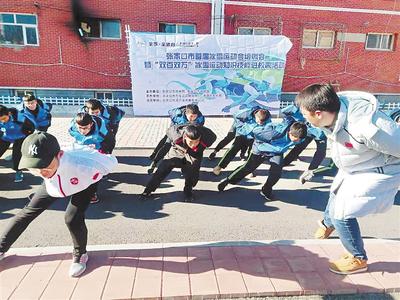 11月20日至29日，張家口市體育局組織的“雙百雙萬”冰雪知識技能進(jìn)校園活動，走進(jìn)清河路小學(xué)。