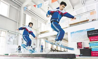 宣化第二中學(xué)學(xué)生們在進(jìn)行雪地模擬訓(xùn)練