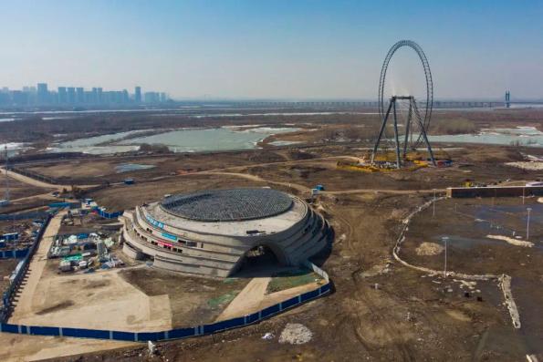 4月3日拍攝的哈爾濱冰雪大世界四季冰雪項(xiàng)目施工現(xiàn)場