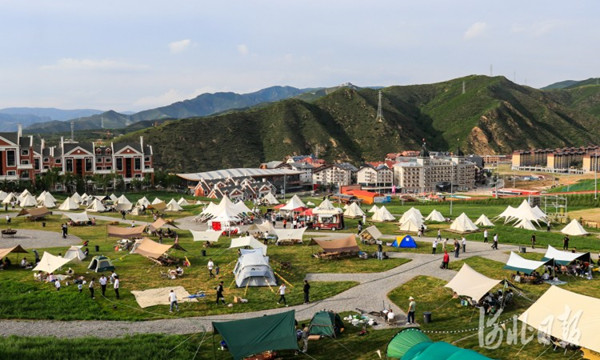 張家口市崇禮區(qū)富龍四季小鎮(zhèn)國際度假區(qū)開啟夏季運營模式，迎來了眾多游客。