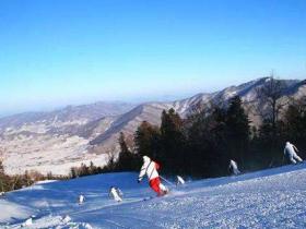 壓雪車屬于什么類型的滑雪場(chǎng)設(shè)備？